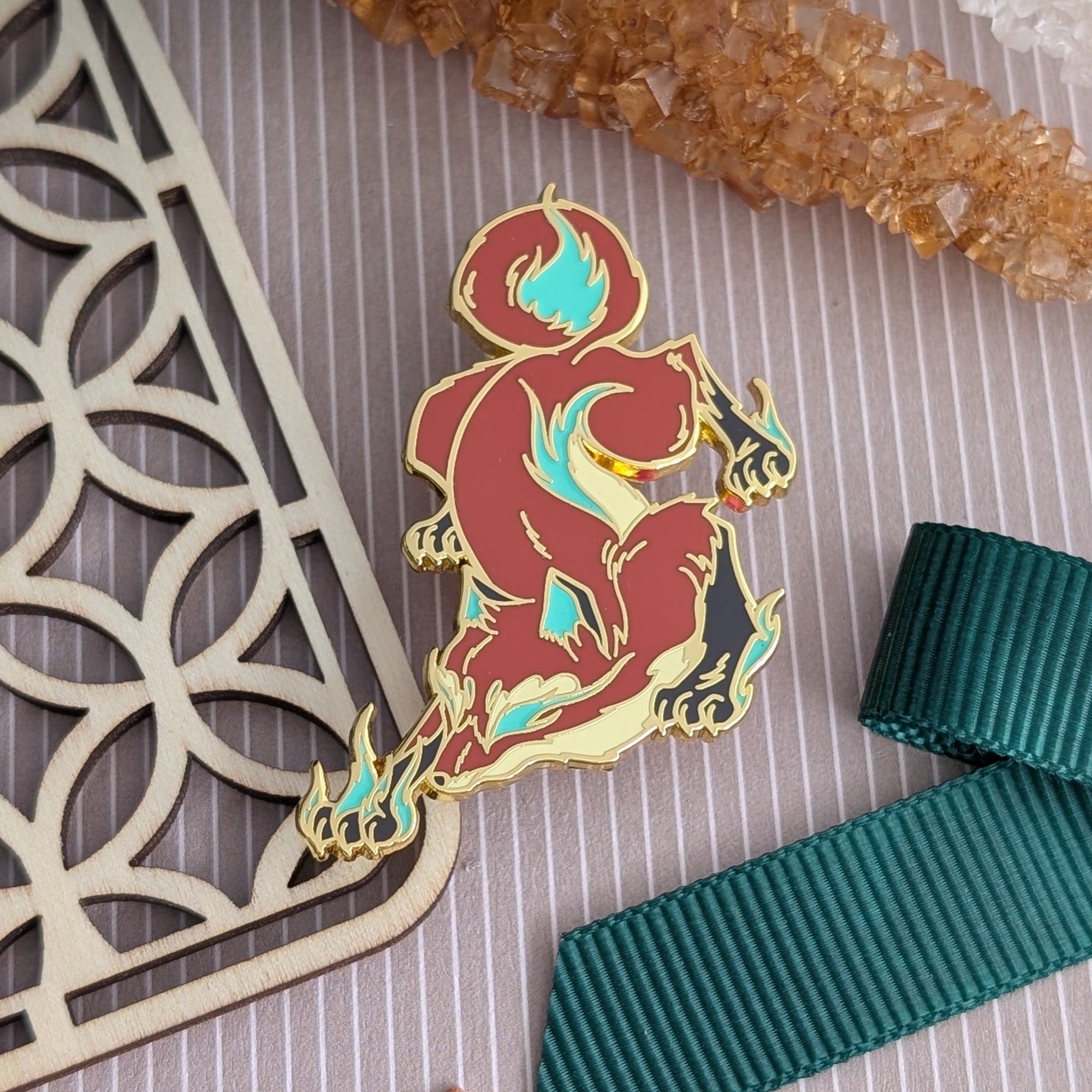 katzenjammerpins-spirit-fox-emaille-pin-glow-in-the-dark-gold image 3
