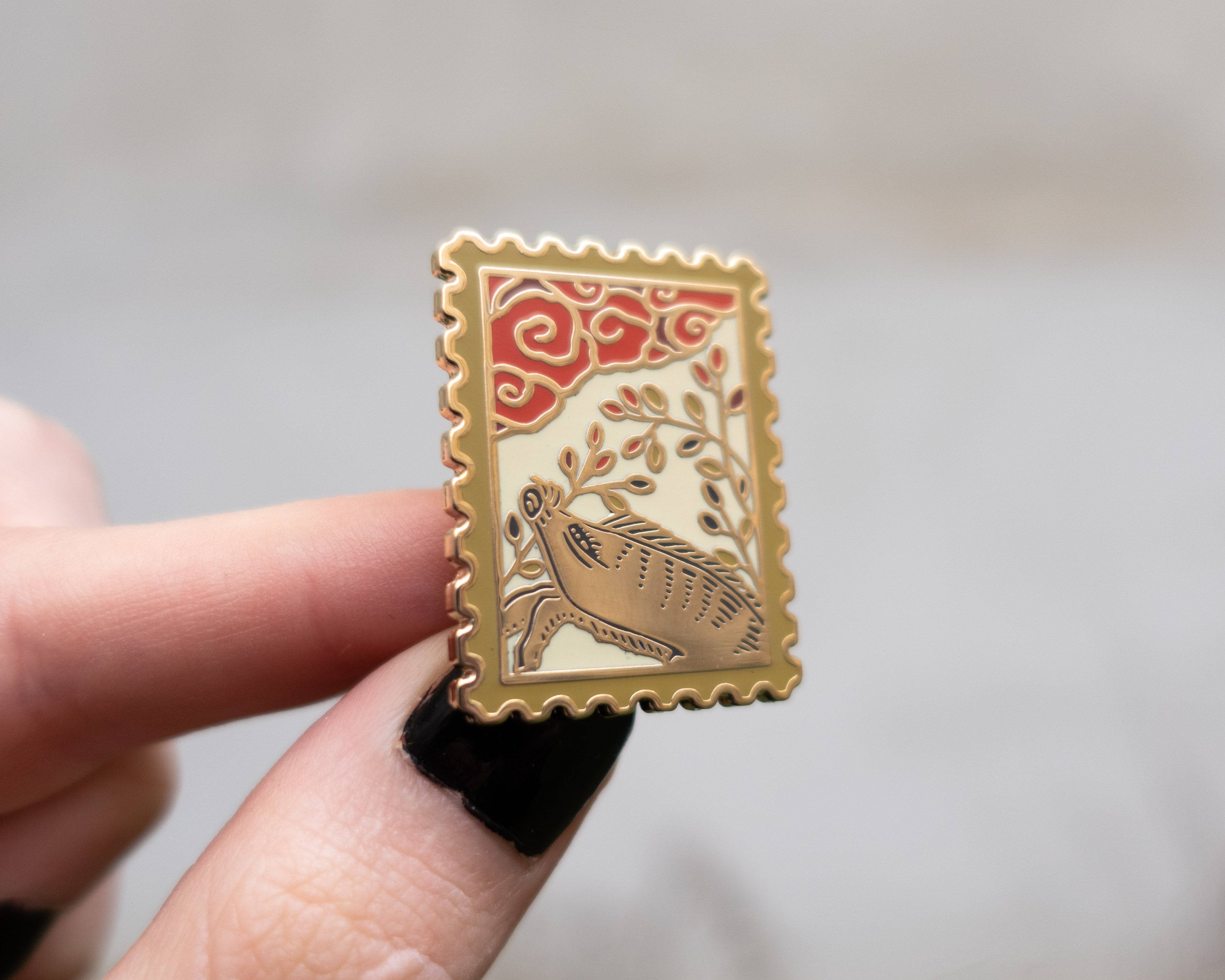 kabujiro-hanafuda-wild-boar-emaille-pin-35mm-gold image 1