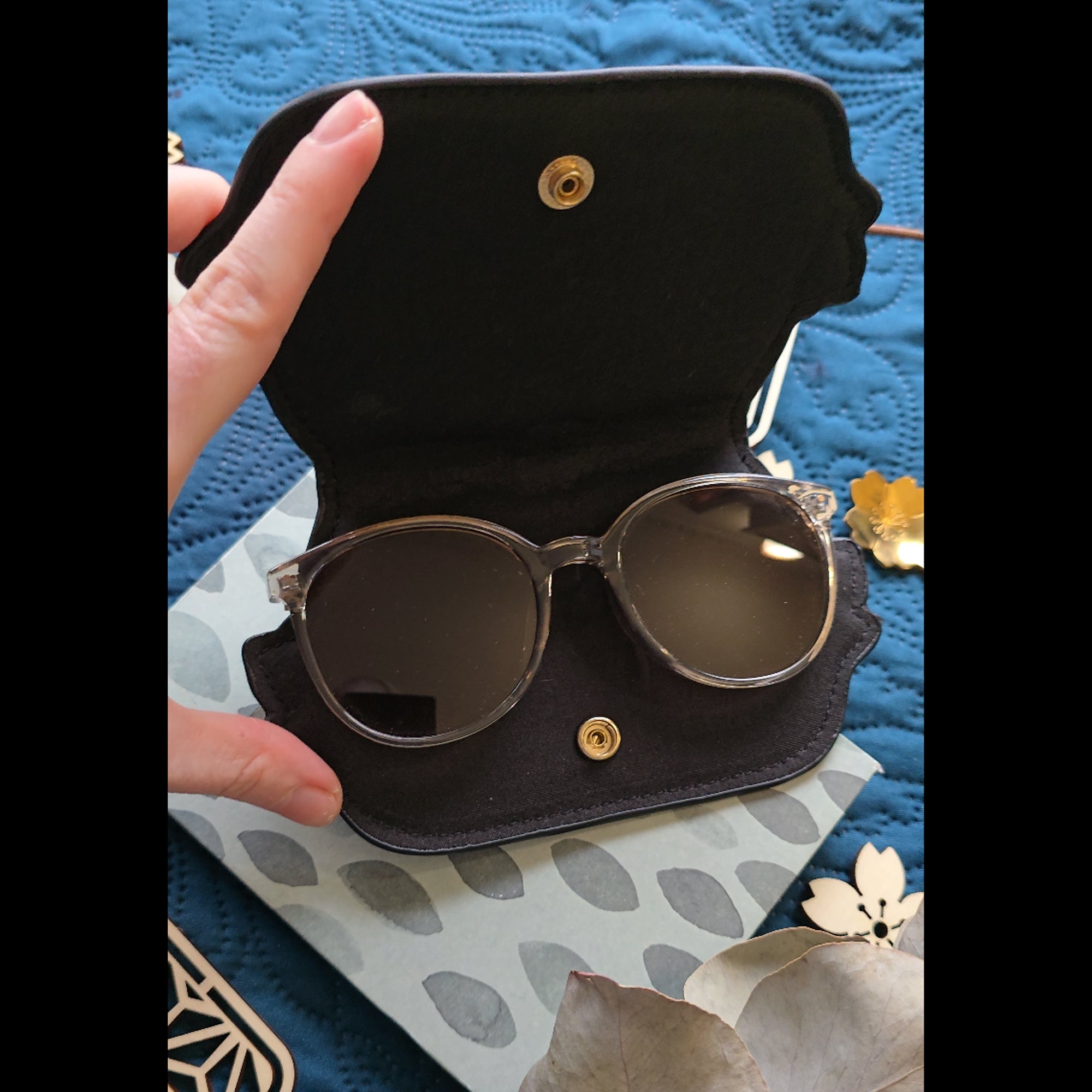 katzenjammerpins-bento-box-brillenhalter-mit-sicherheitsband image 3