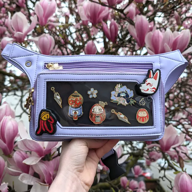 katzenjammerpins-ita-bag-bauchtasche-lila-pins-fenster-standard image 1