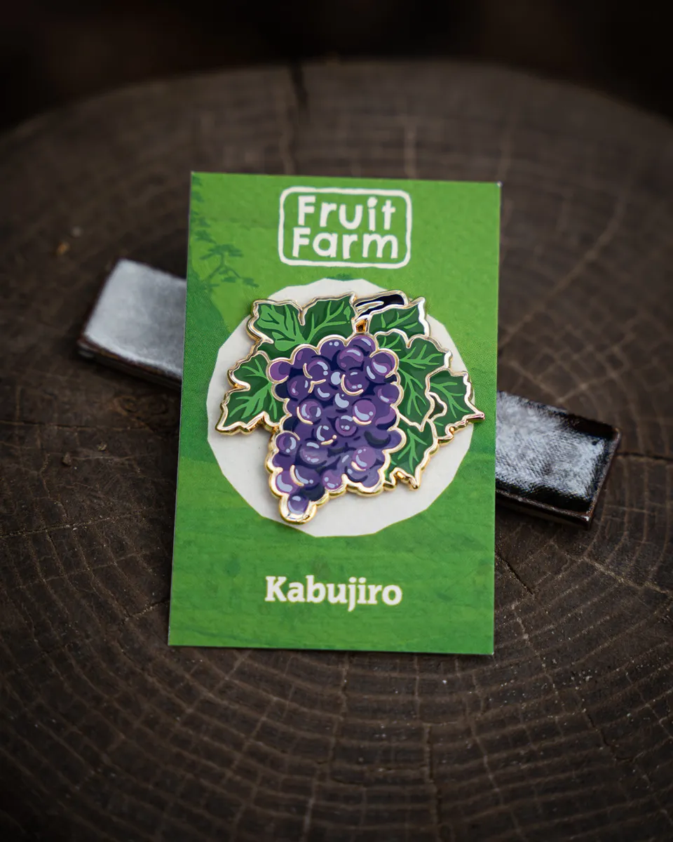 kabujiro-enamel-pins-fruit-farm-emaille-pin-trauben-lila image 1