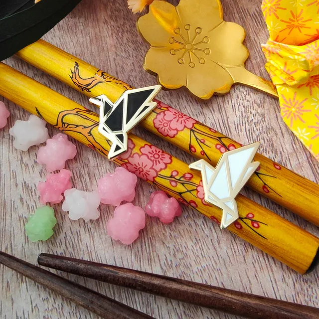 katzenjammerpins-origami-crane-emaille-pin-wei-standard image 1