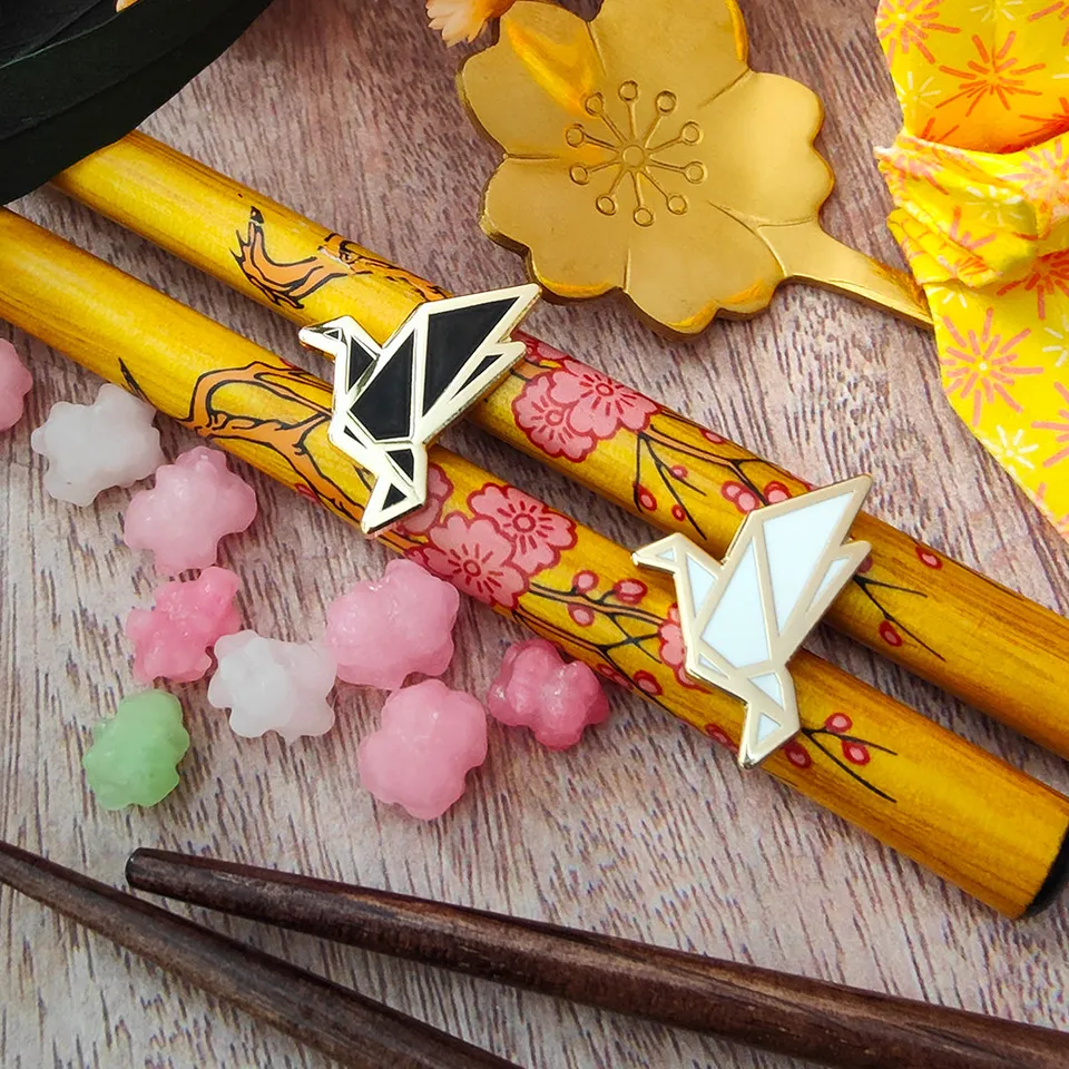 katzenjammerpins-origami-crane-emaille-pin-wei-standard image 1