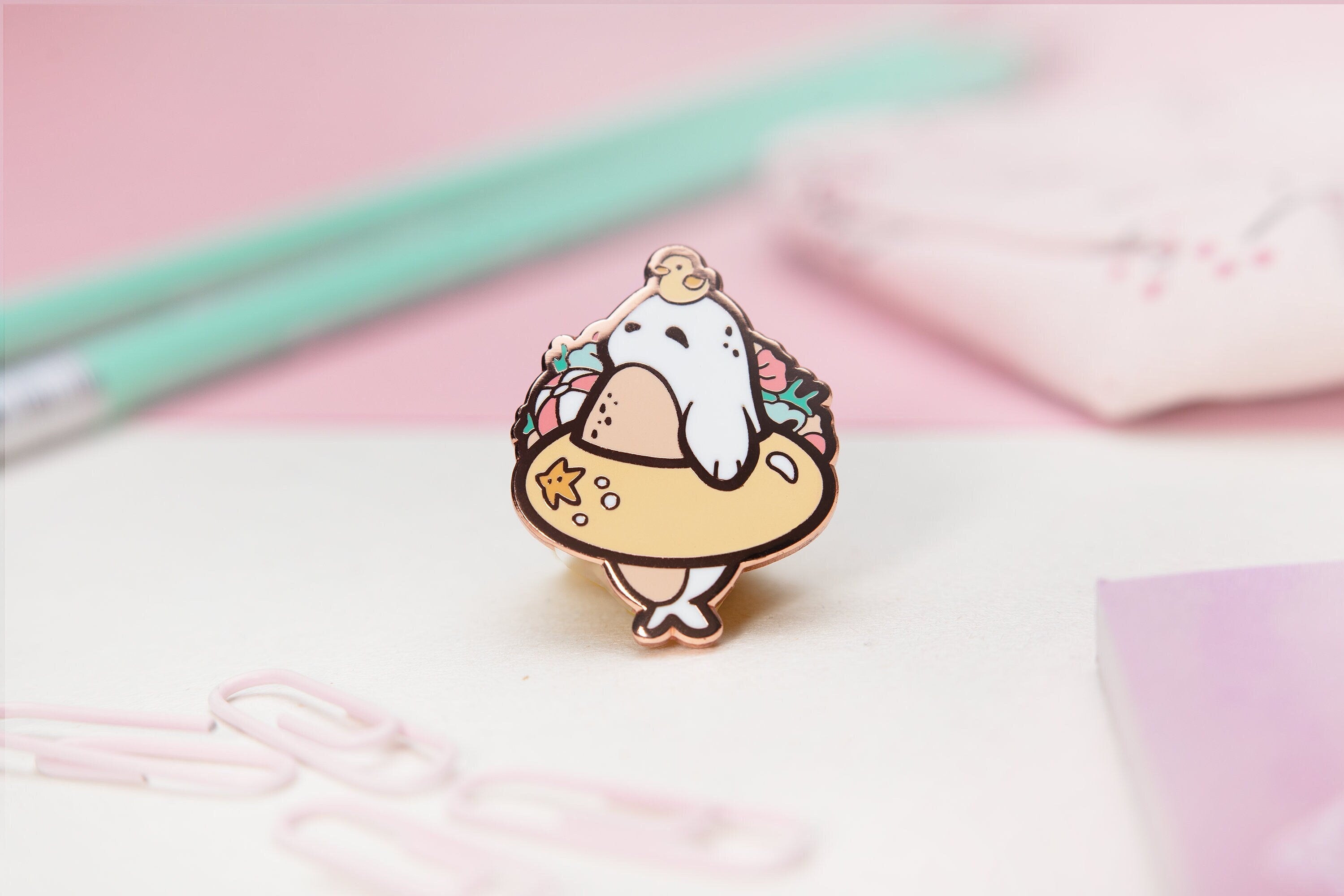 miamouz-sweet-summer-seal-emaille-pin-robbe-normal-kupfer image 1