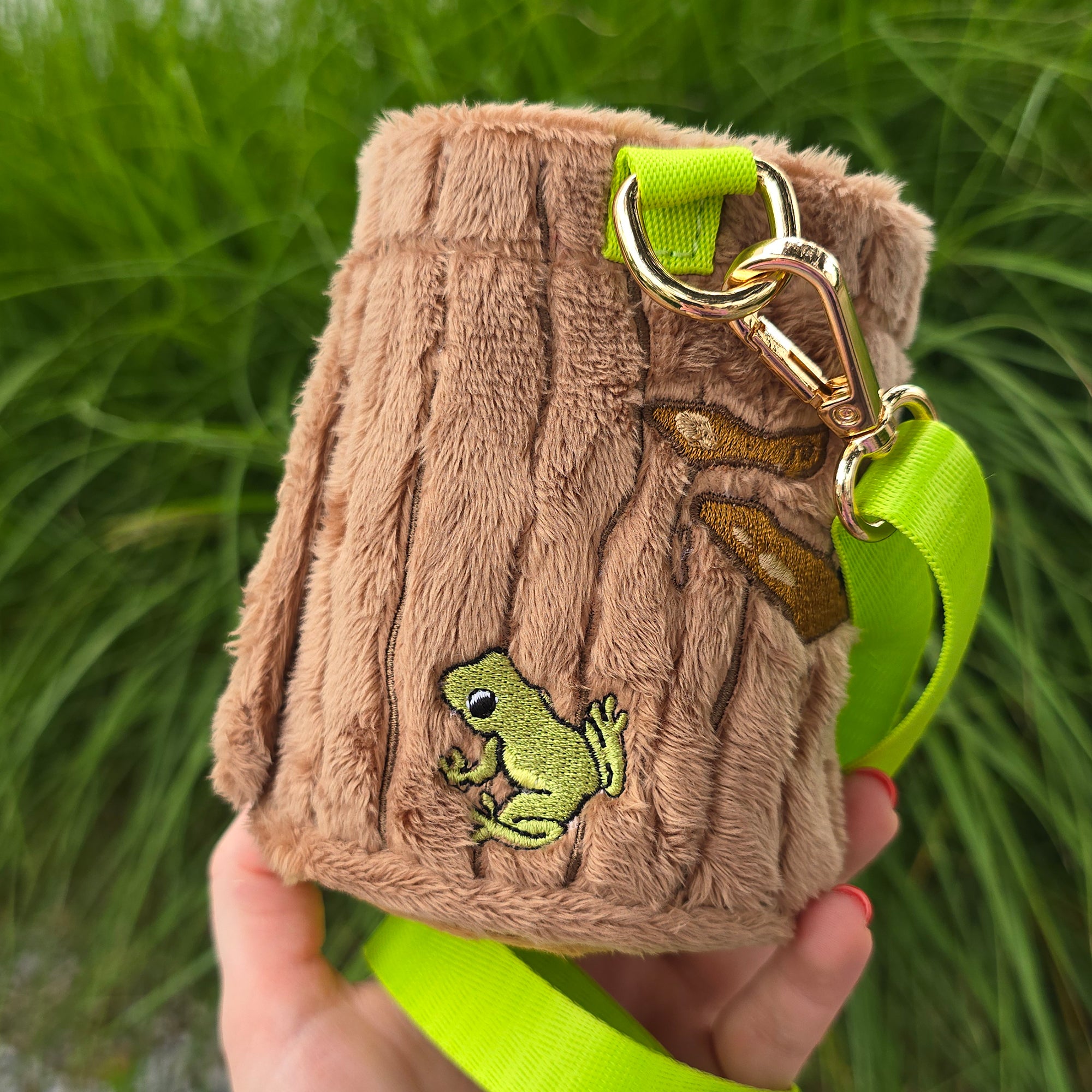 katzenjammerpins-mossy-cottage-cupholder-getr-nkehalter-gold image 2