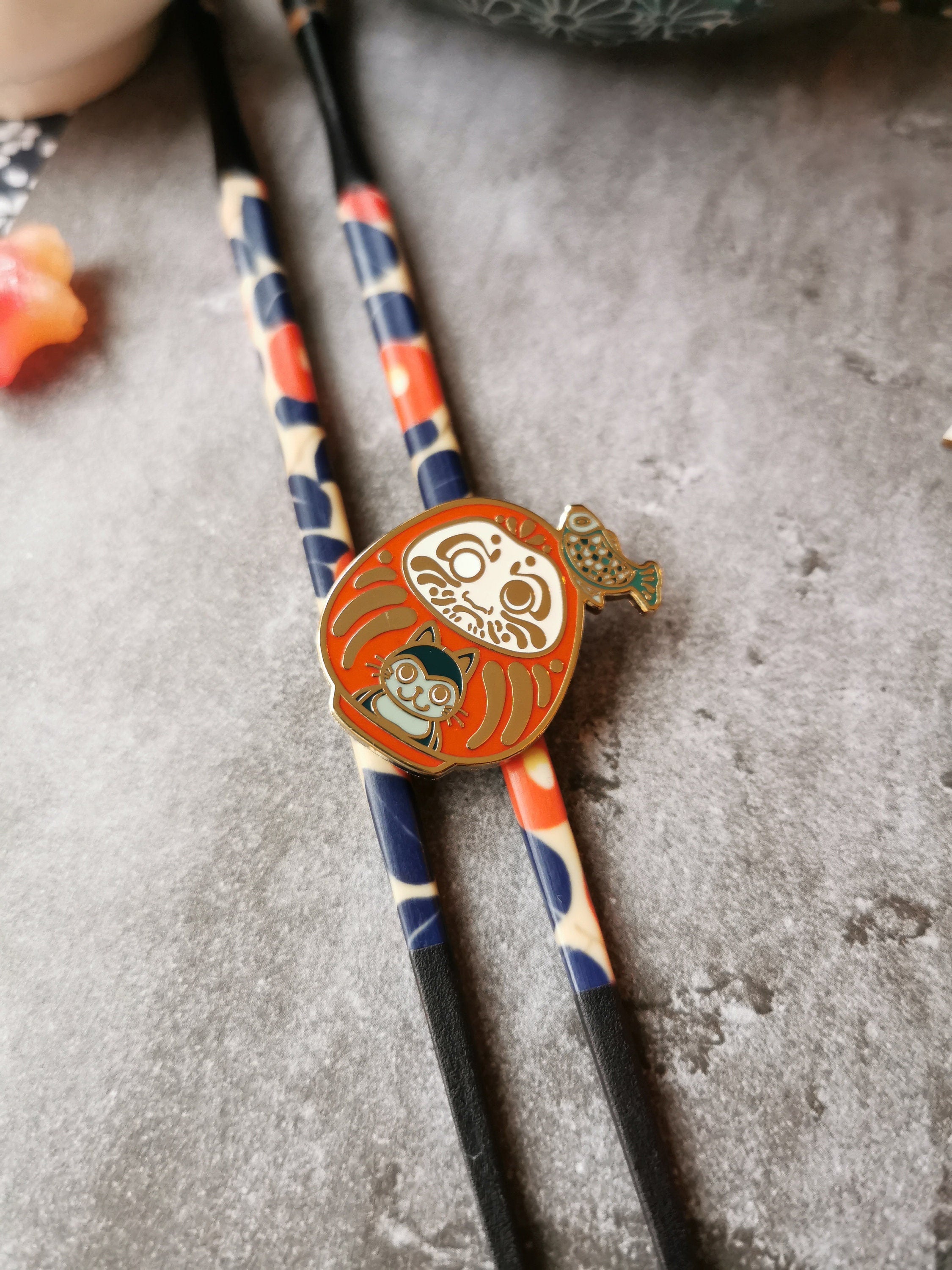 katzenjammerpins-daruma-katzenfreund-bp241-11-pin-rot-gold image 2
