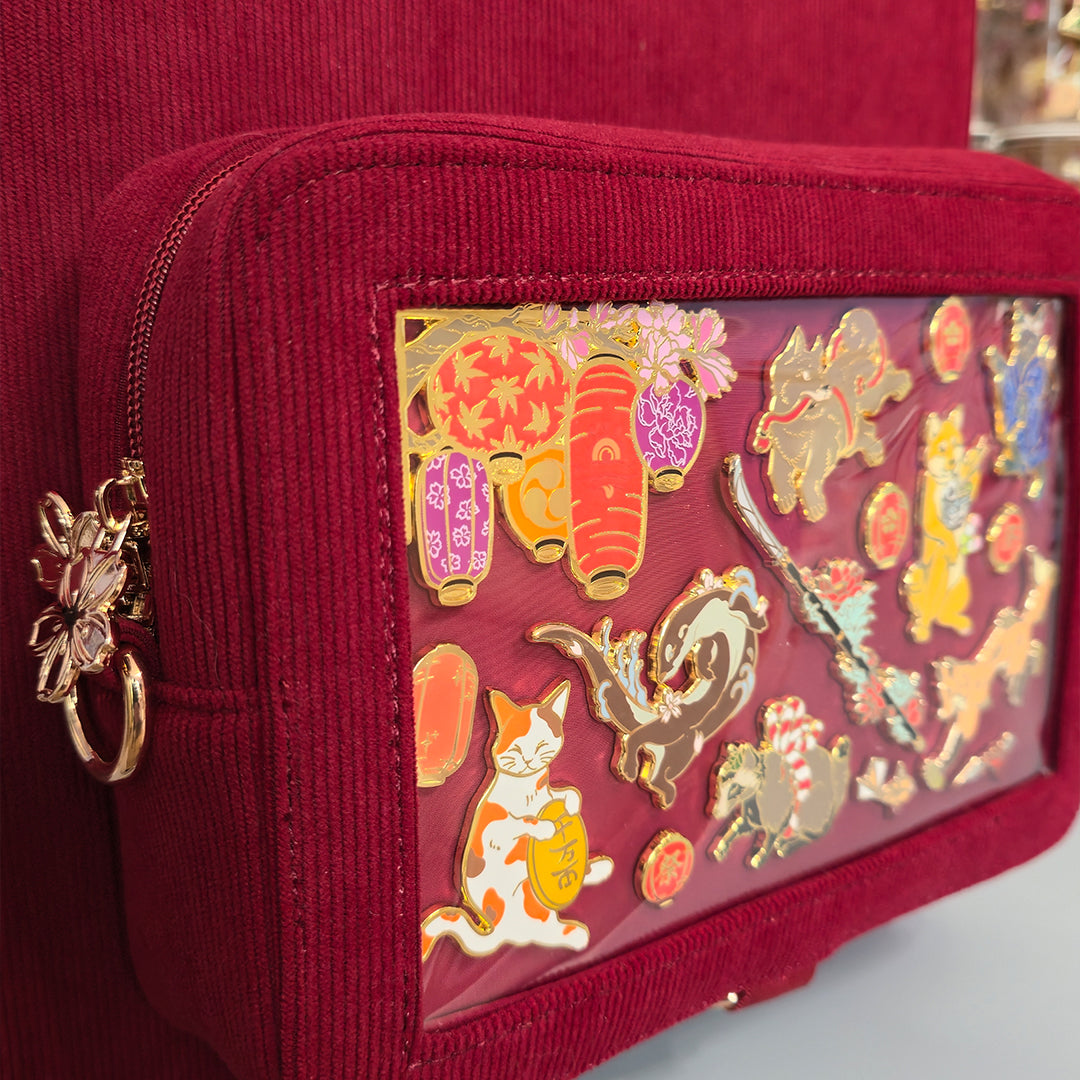 katzenjammerpins-ita-bag-rucksack-rot-gold-hardware-fenster image 2