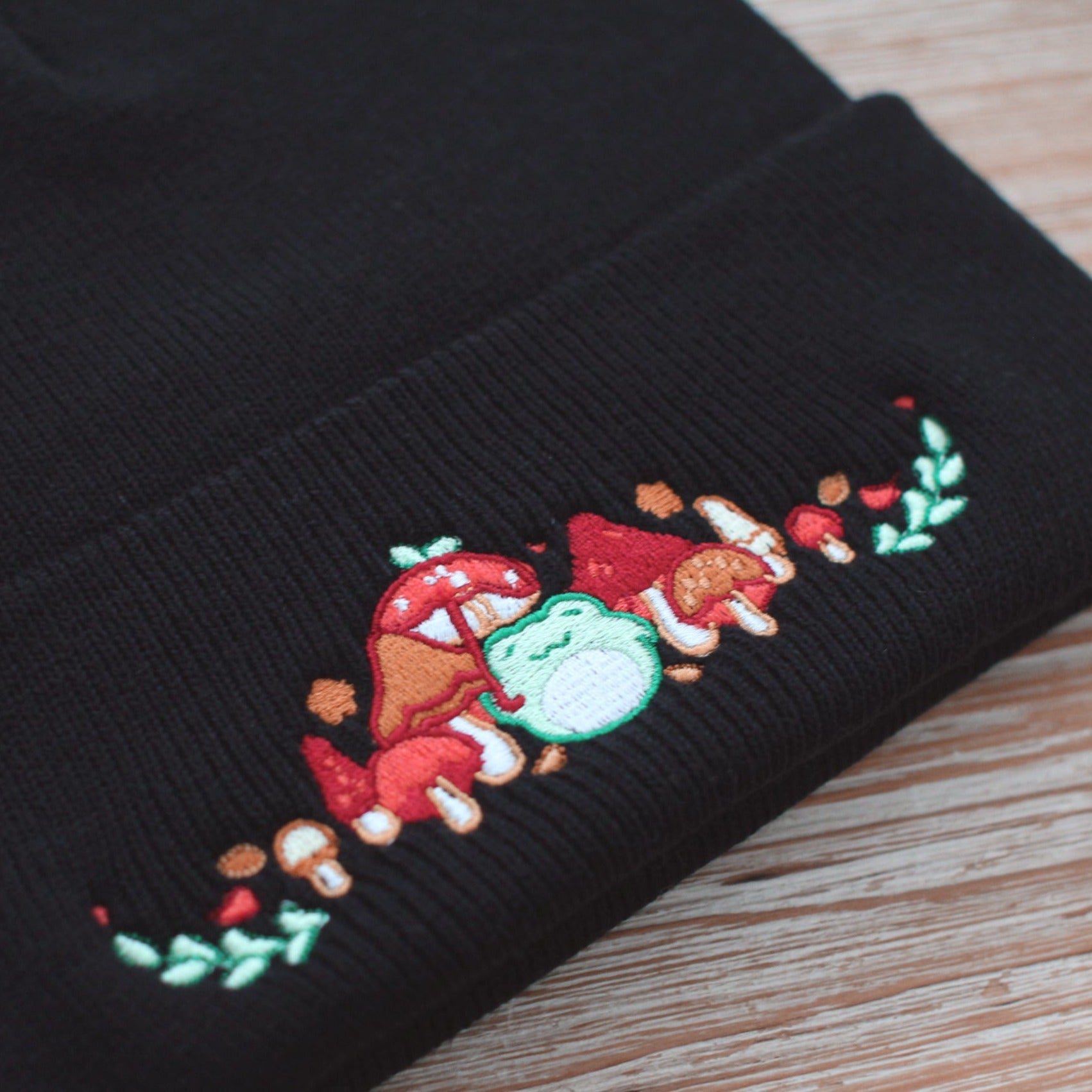 miamouz-autumn-vibes-frog-beanie-m-tze-schwarz-bestickt image 1