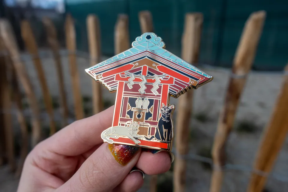 kabujiro-enamel-pins-shrine-cats-emaille-pin-schrein-60-mm image 1