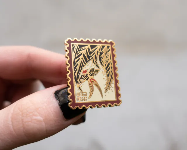kabujiro-hanafuda-songbird-emaille-pin-35mm-briefmarke image 1