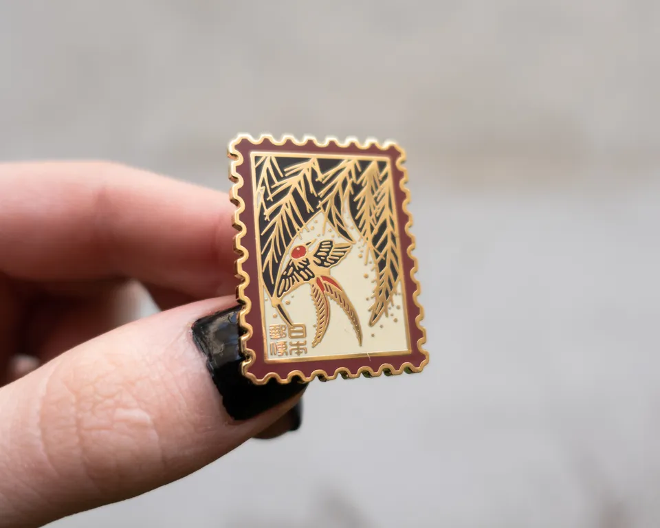 kabujiro-hanafuda-songbird-emaille-pin-35mm-briefmarke image 1