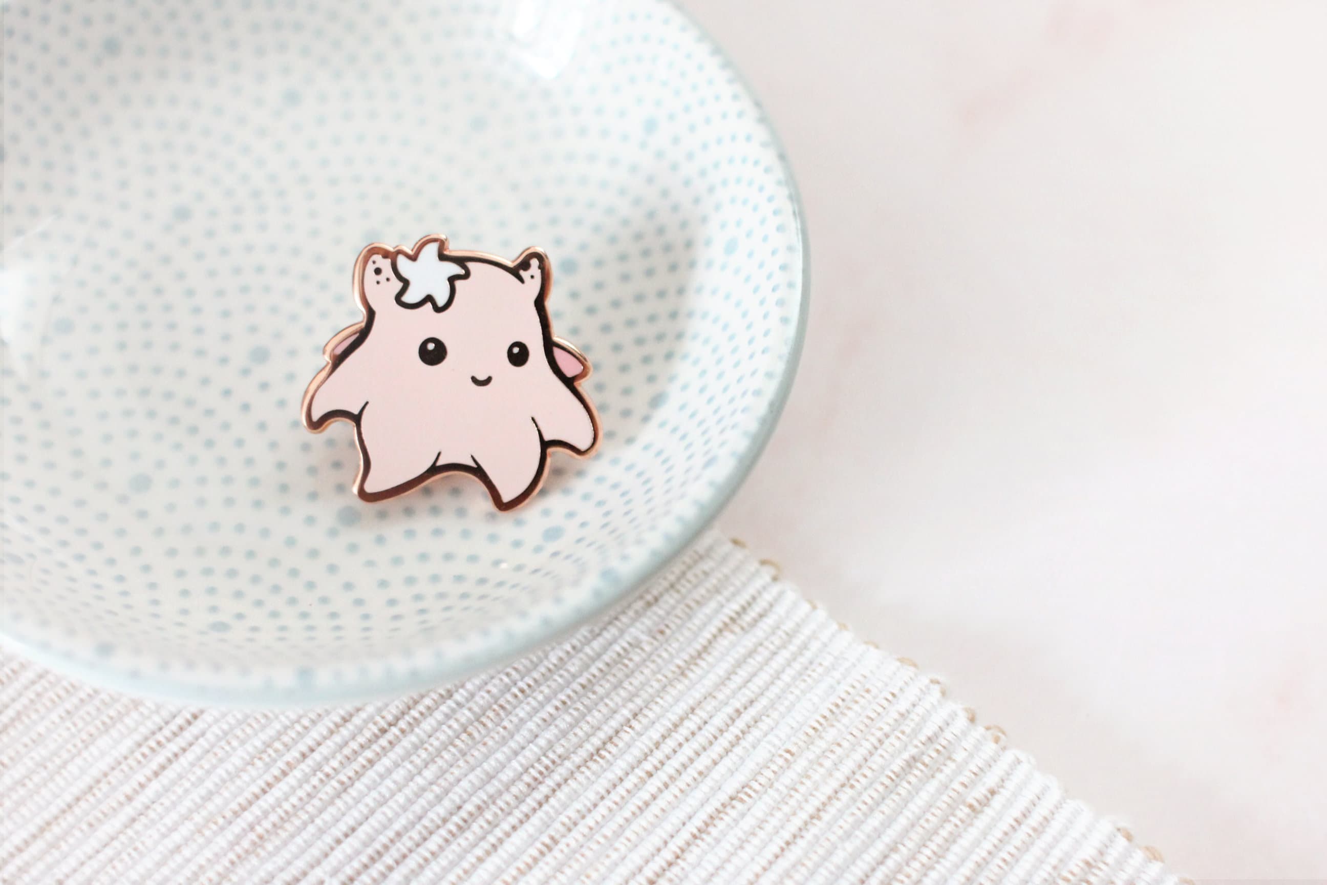 miamouz-dumbo-oktopus-emaille-pin-rosa-28mm image 2