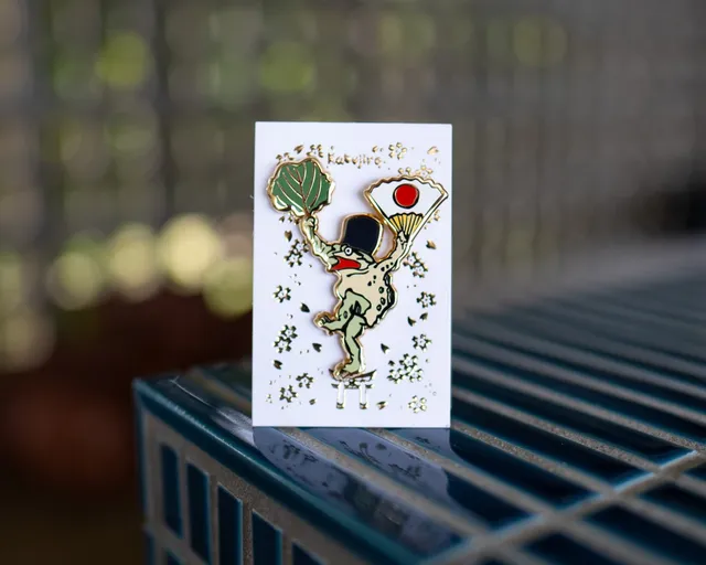 kabujiro-animal-circus-waving-frog-emaille-pin-frosch image 1