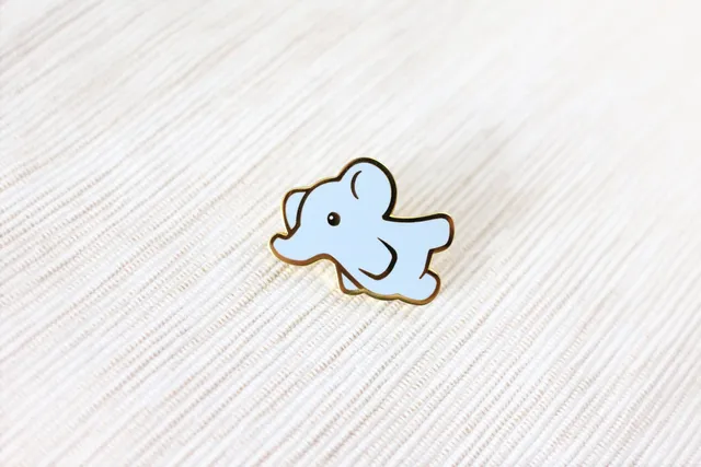 miamouz-flying-elephant-pin-hellblau-28-mm image 1