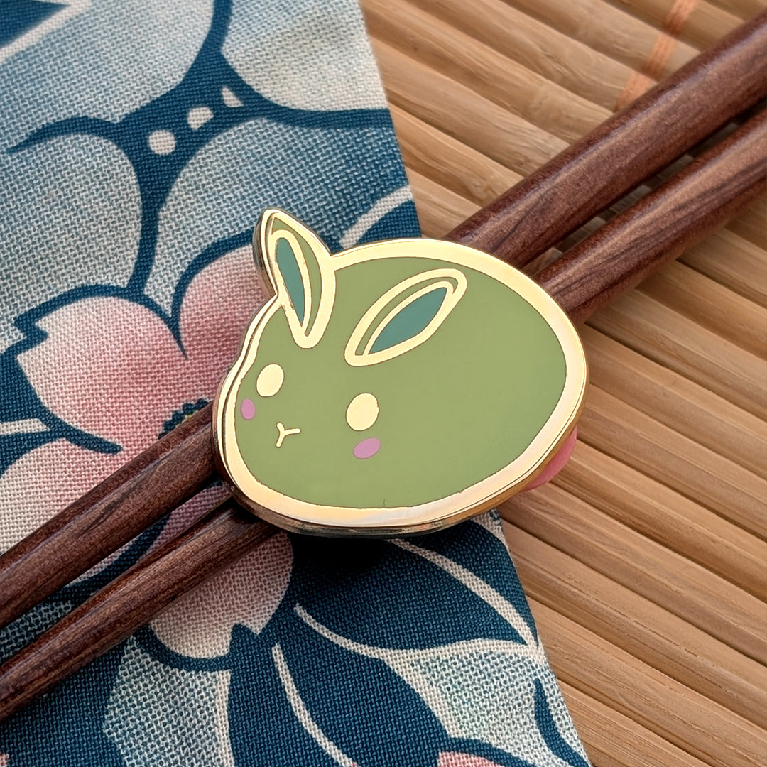katzenjammerpins-mochi-bunny-emaille-pin-vanilla-gold image 4