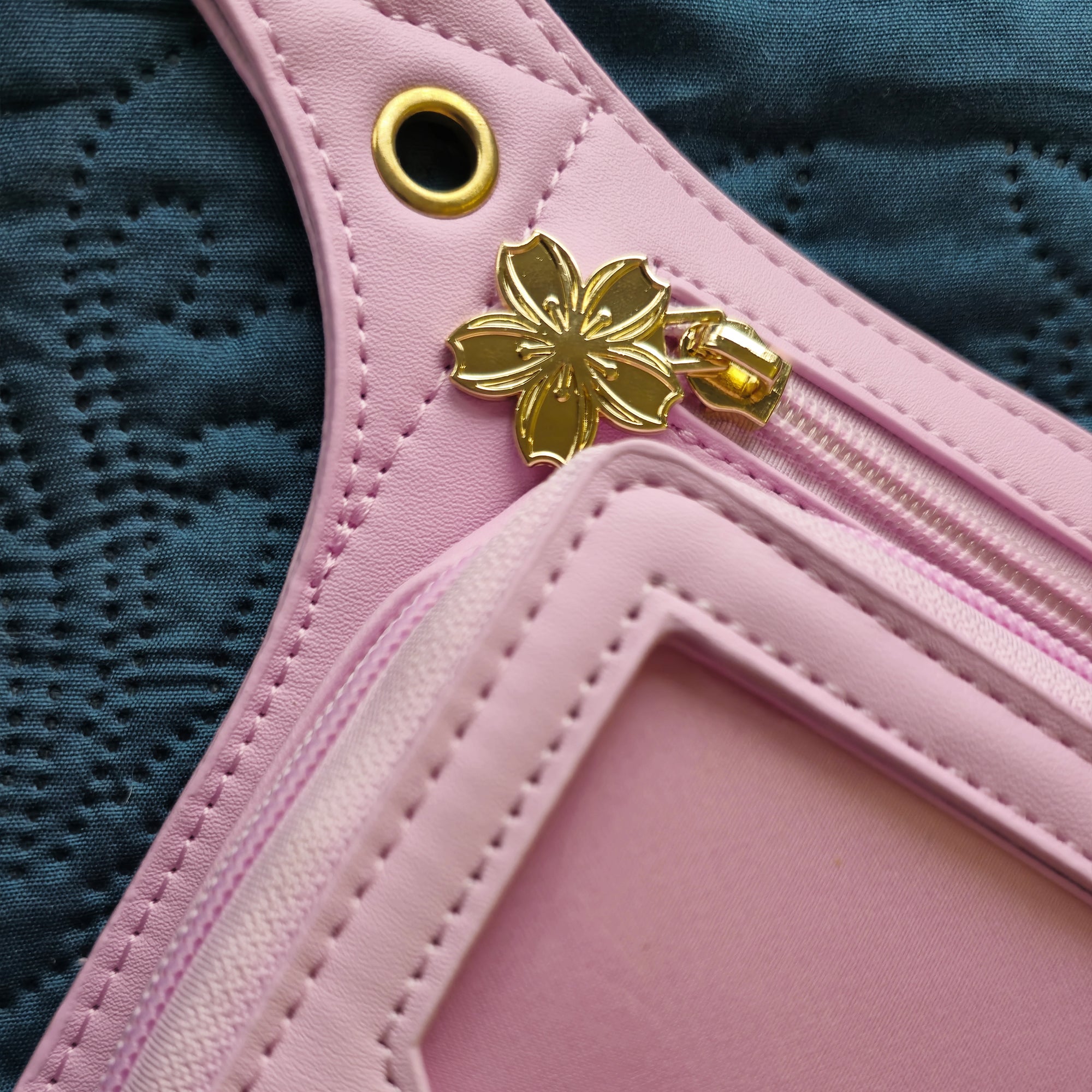 katzenjammerpins-ita-bag-pink-bauchtasche-sichtfenster image 4