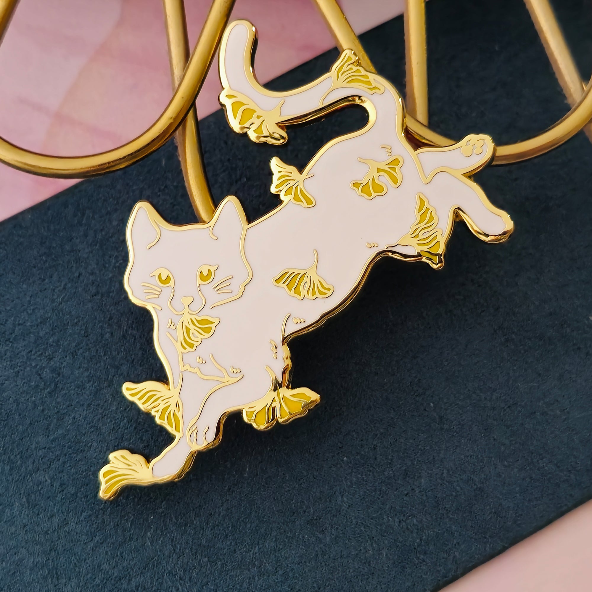katzenjammerpins-ginkgo-cat-bp241-41-emaille-pin-schwarz-gold image 3