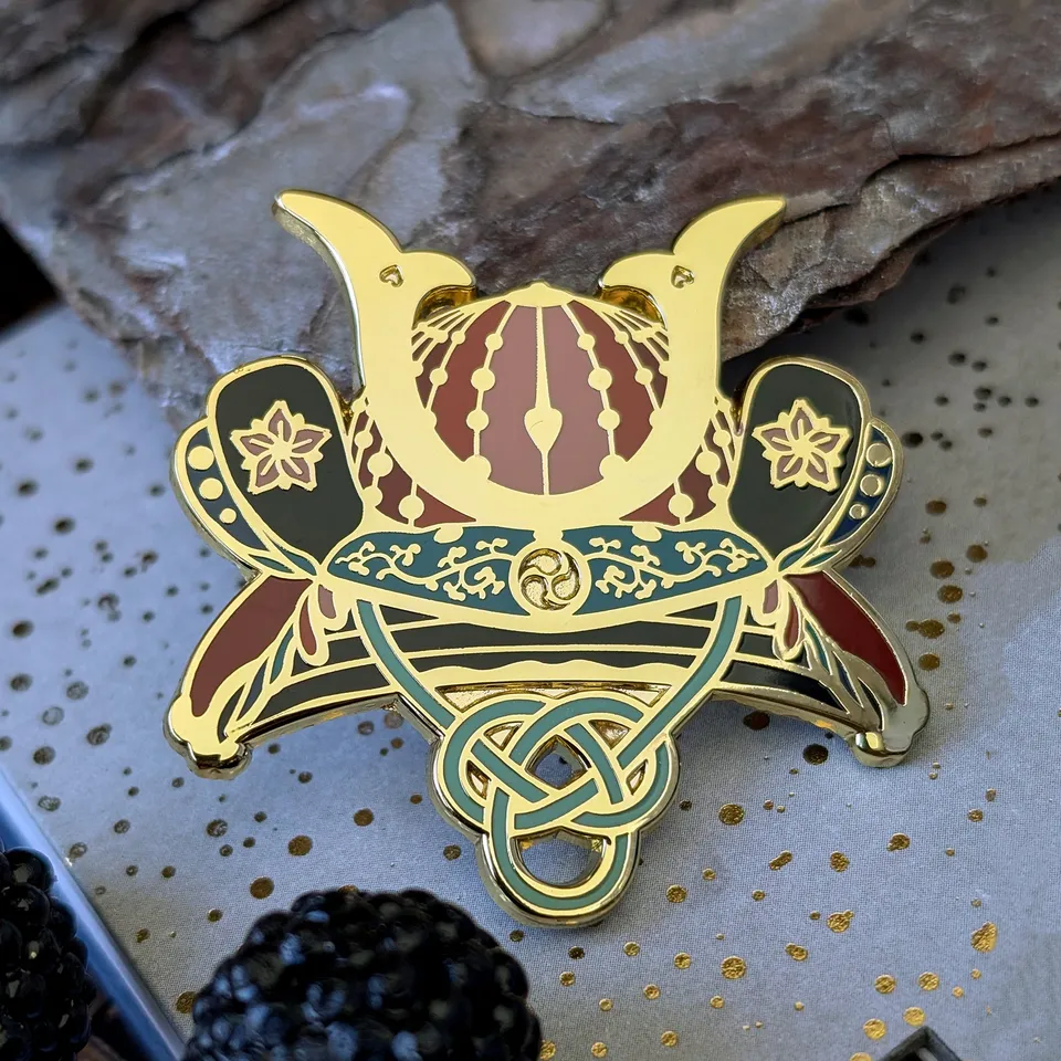 katzenjammerpins-kabuto-cat-emaille-pin-gold-4-2-cm image 1