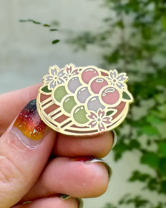 kabujiro-enamel-pins-spring-dango-emaille-pin-matcha-35mm image 1