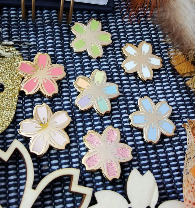 katzenjammerpins-sakura-mini-pin-rosa-kirschbl-te-gold image 1