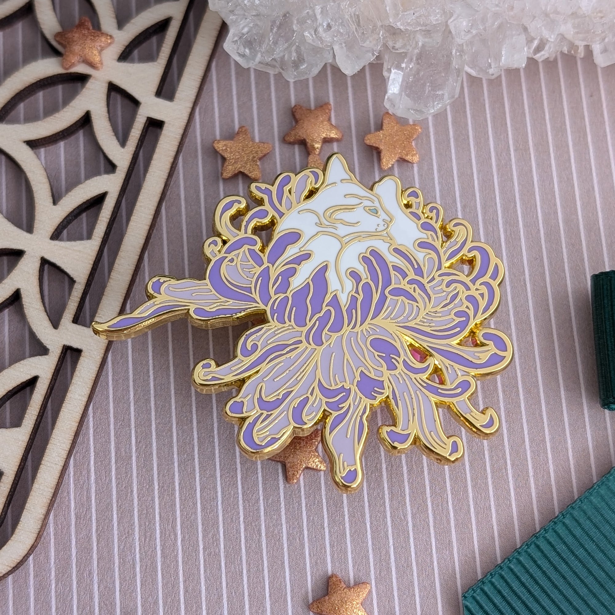 katzenjammerpins-chrysanthemum-cat-emaille-pin-violett image 2
