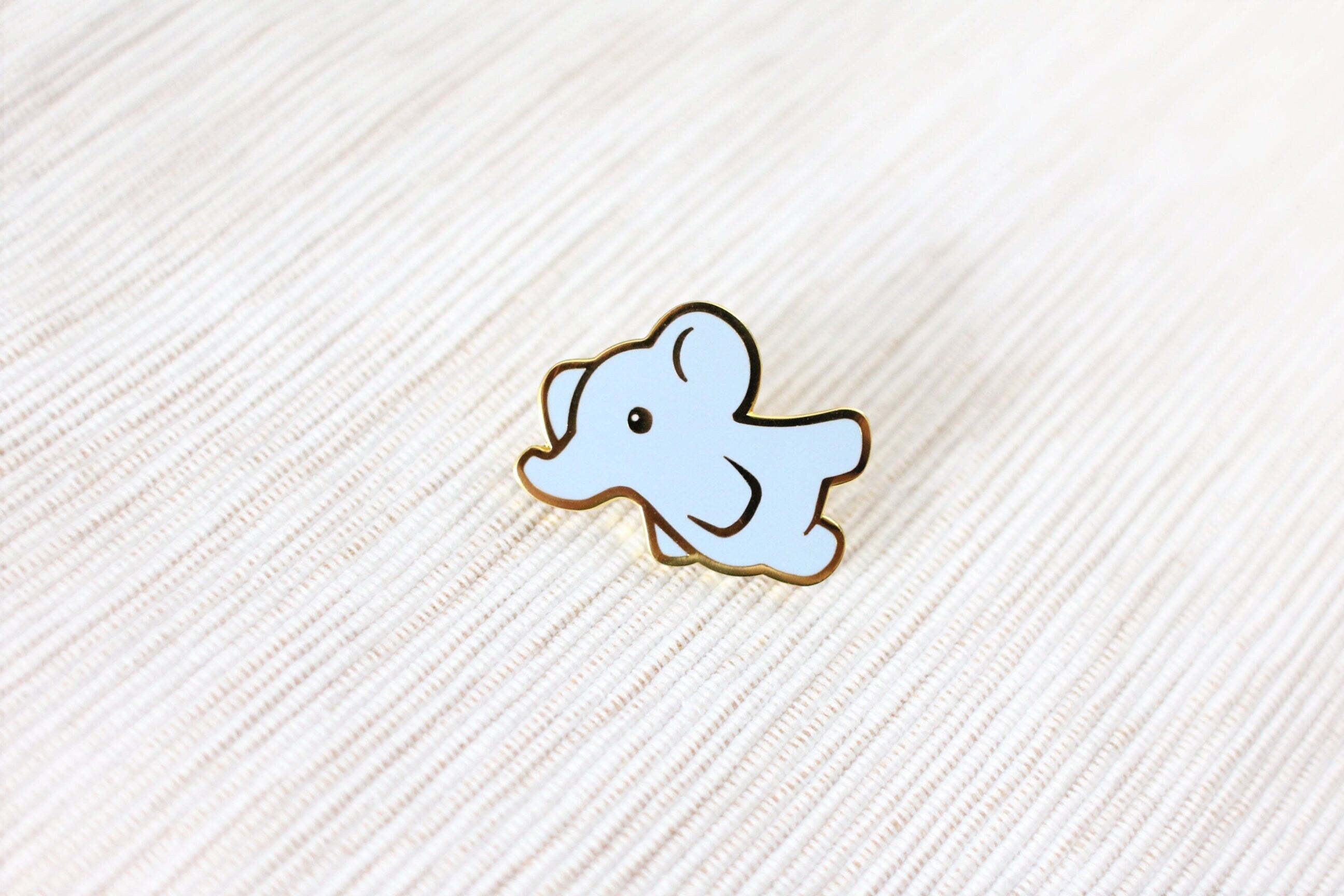 miamouz-flying-elephant-pin-hellblau-28-mm image 1