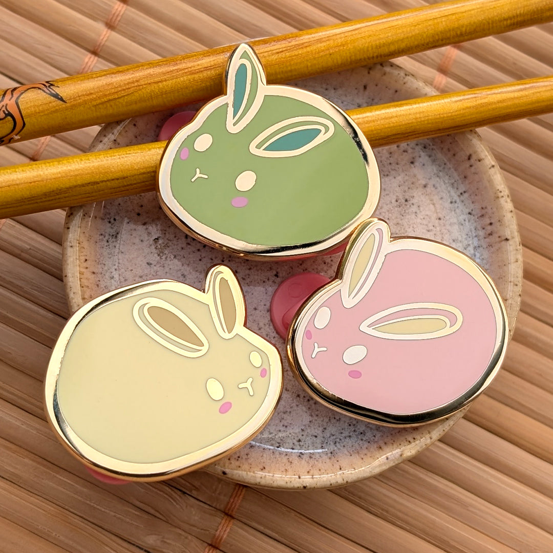 katzenjammerpins-mochi-bunny-emaille-pin-vanilla-gold image 1