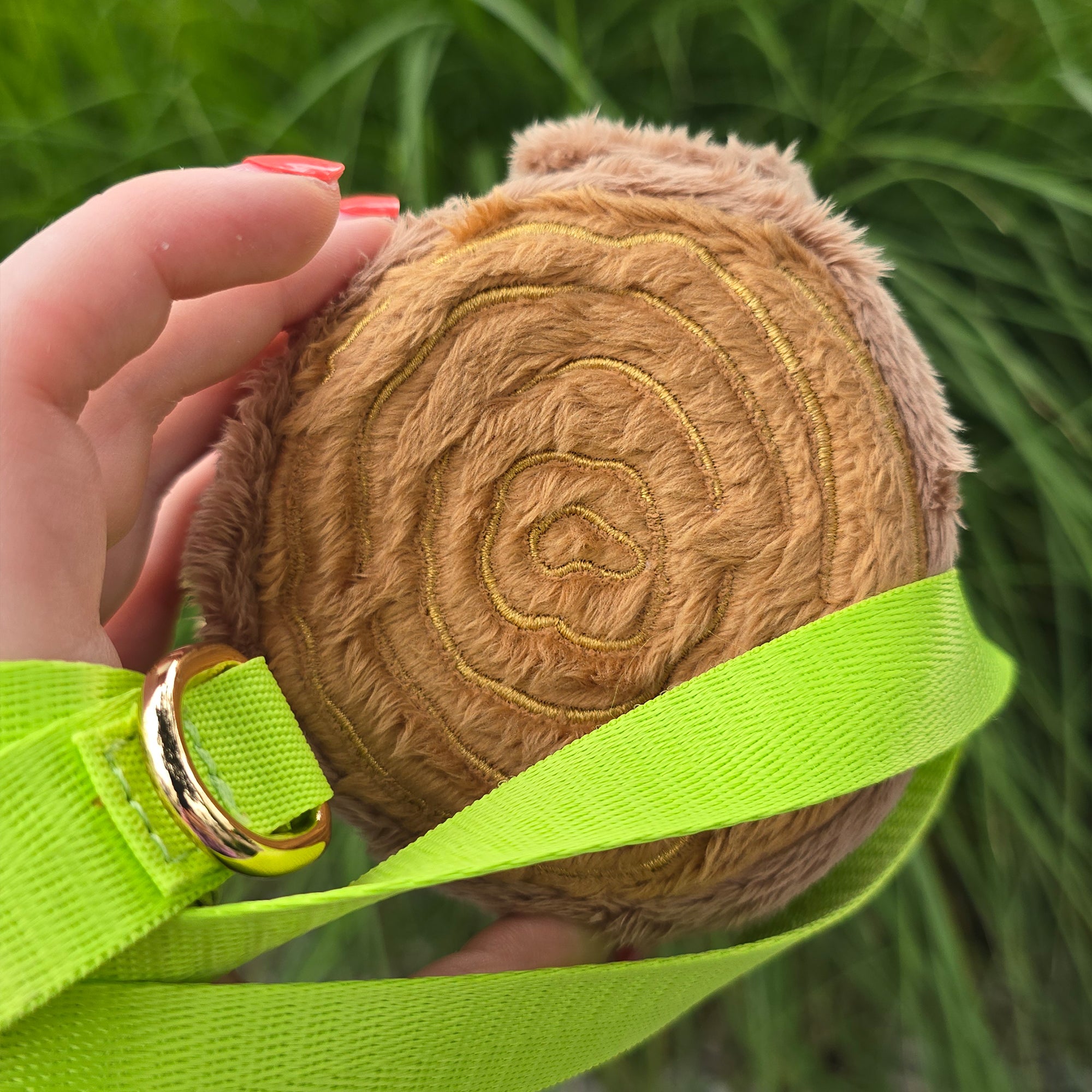 katzenjammerpins-mossy-cottage-cupholder-getr-nkehalter-gold image 3