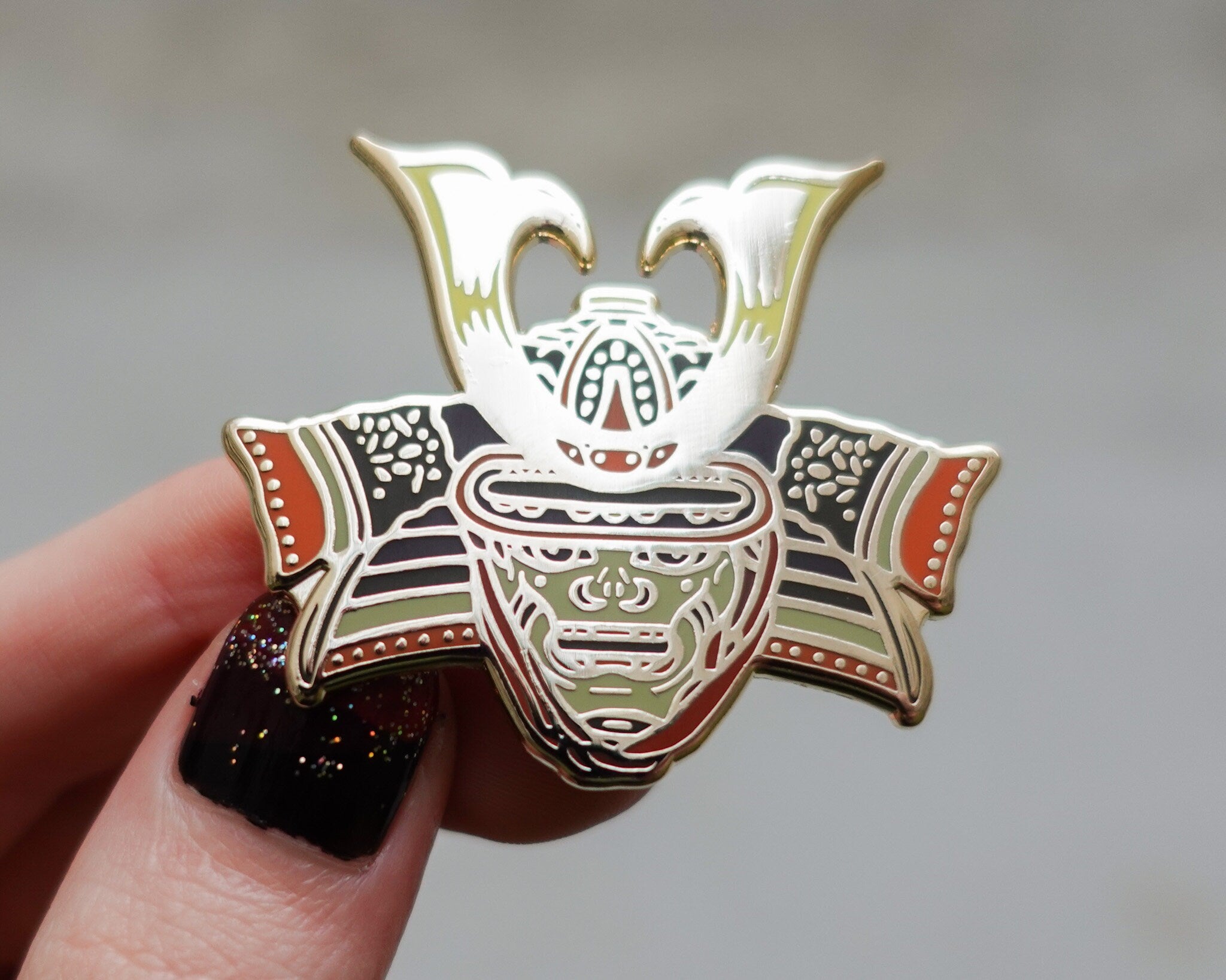 kabujiro-samurai-helm-enamel-pin-50mm-gold-anstecker image 2